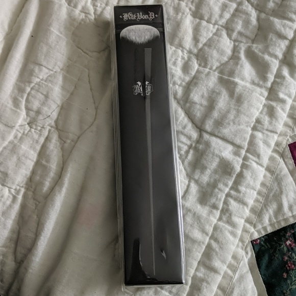 *SOLD* Kat Von D Edge Creme Contour Brush - Picture 2 of 3
